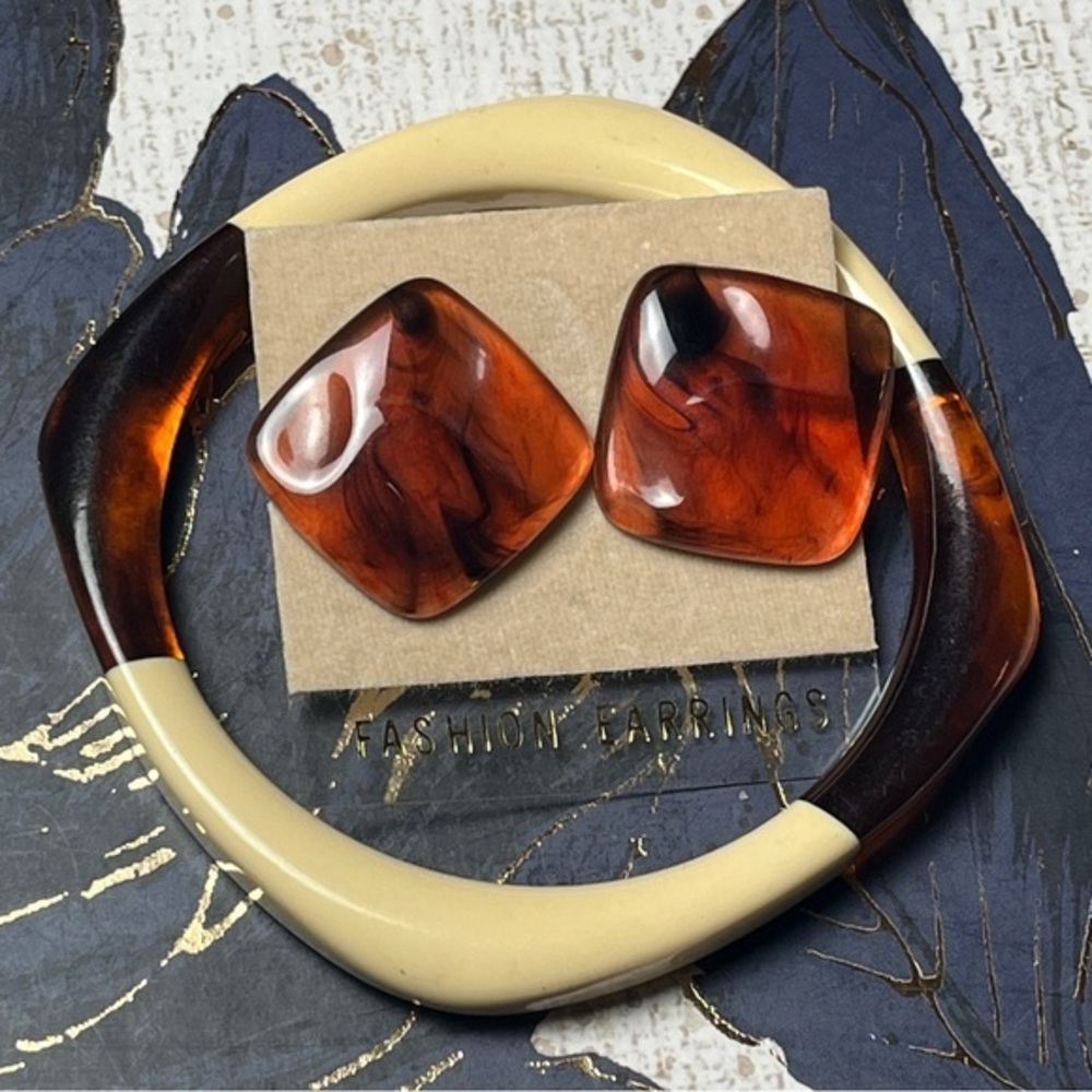 Vintage 70s Bold Acrylic Resin Brown and Cream Tortoise Shell Bangle Earring Set